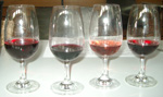 Weingläser mit Rotwein
