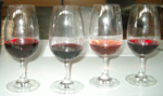 Weingläser mit Rotwein